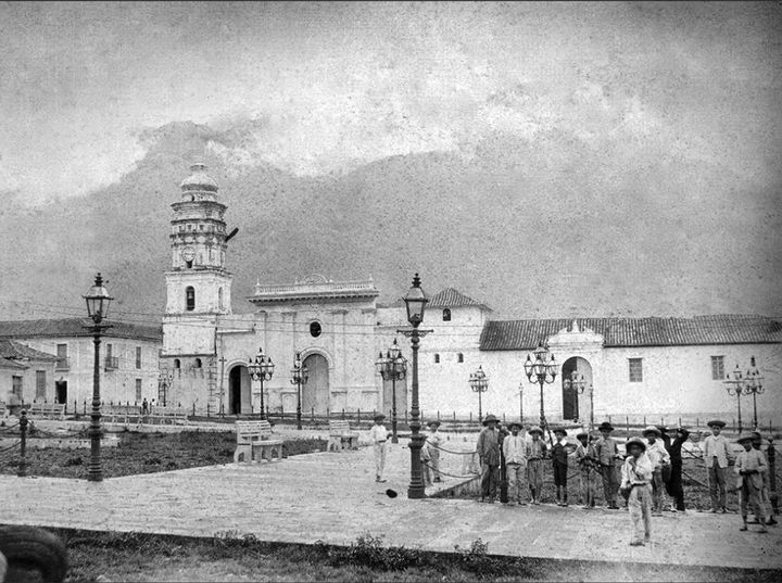 #12Abr #MéridaDeSiempre 
Plaza Bolívar de Mérida, 1899. Foto de Pedro Pablo Romero González, colección del Archivo Audiovisual de la Biblioteca Nacional.
La Iglesia con una sola torre, no hay monumento ecuestre del Libertador, debe existir alguna pila de agua, el vestido de