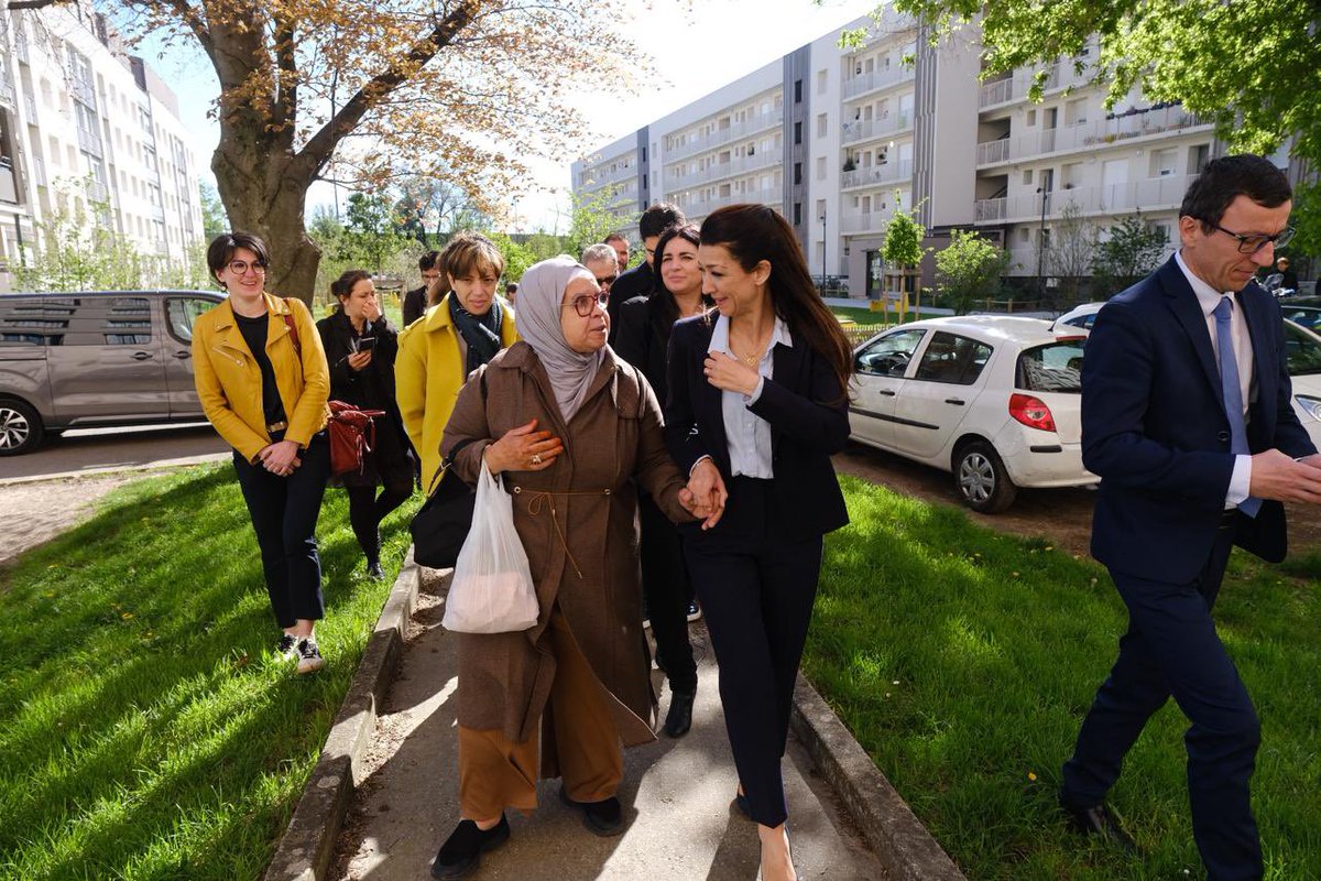 SabrinaRoubache's tweet image. Avec @cvansty dans le quartier des Buers à Villeurbanne, en fin de rénovation urbaine, pour découvrir les actions menées en matière d’accès aux droits et échanger avec les usagers et médiateurs du PIMMS France services.
