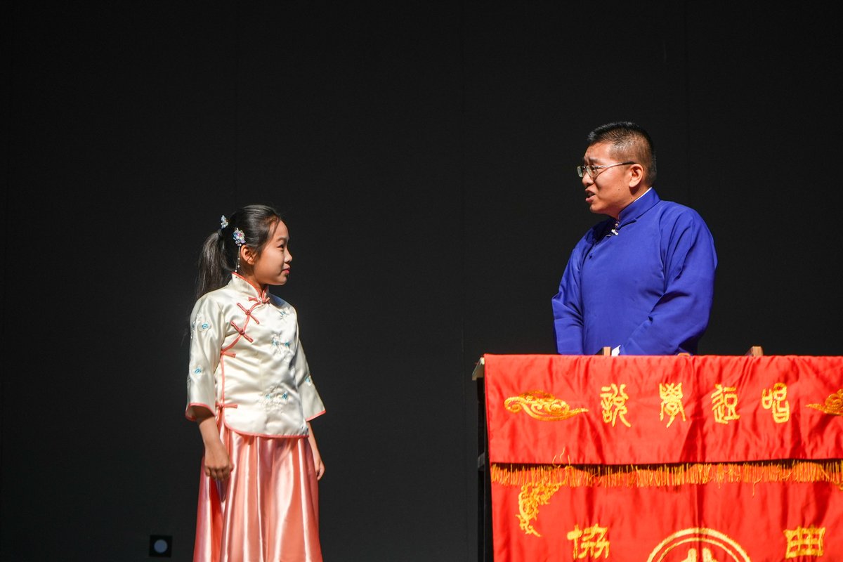 Do you know about the Chinese yin and yang culture? #PKUAlumni Guo Hua'nan performed xiangsheng, the Chinese crosstalk with his daughter at #PKU Hall. Male and female in PKU Quyi Association, the front and back of a table - they introduced the yin and yang in daily life in a…