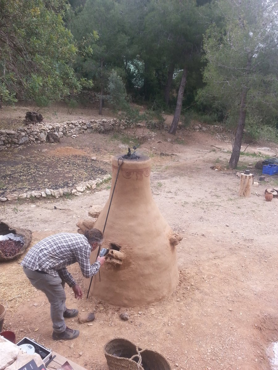 Ara fa 10 anys de l'acció experimental sobre el procés d'obtenció de ferro en el context dels #ibers que es va fer a la Ciutadella Ibèrica de #Calafell a mitjans dels mes d'abril del 2014 en el marc del projecte europeu OpenArch.