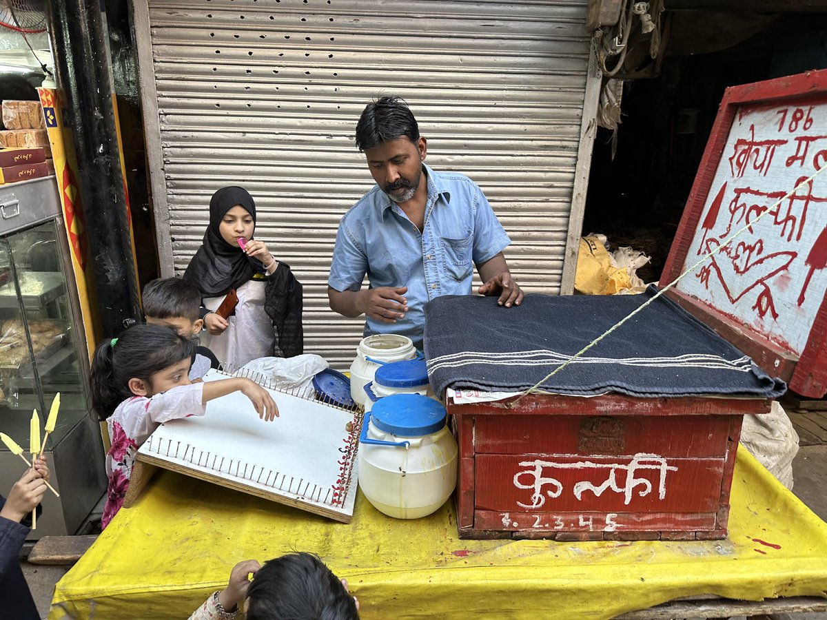 Citizen Nizam doesn’t think much of himself. “What is special about me?”—he asks on being photographed. Well, good sir, you happen to be among the last flag-bearers of an almost vanished summertime tradition—the GAME WALI KULFI!…. my detailed dispatch! thedelhiwalla.com/2024/04/12/cit…