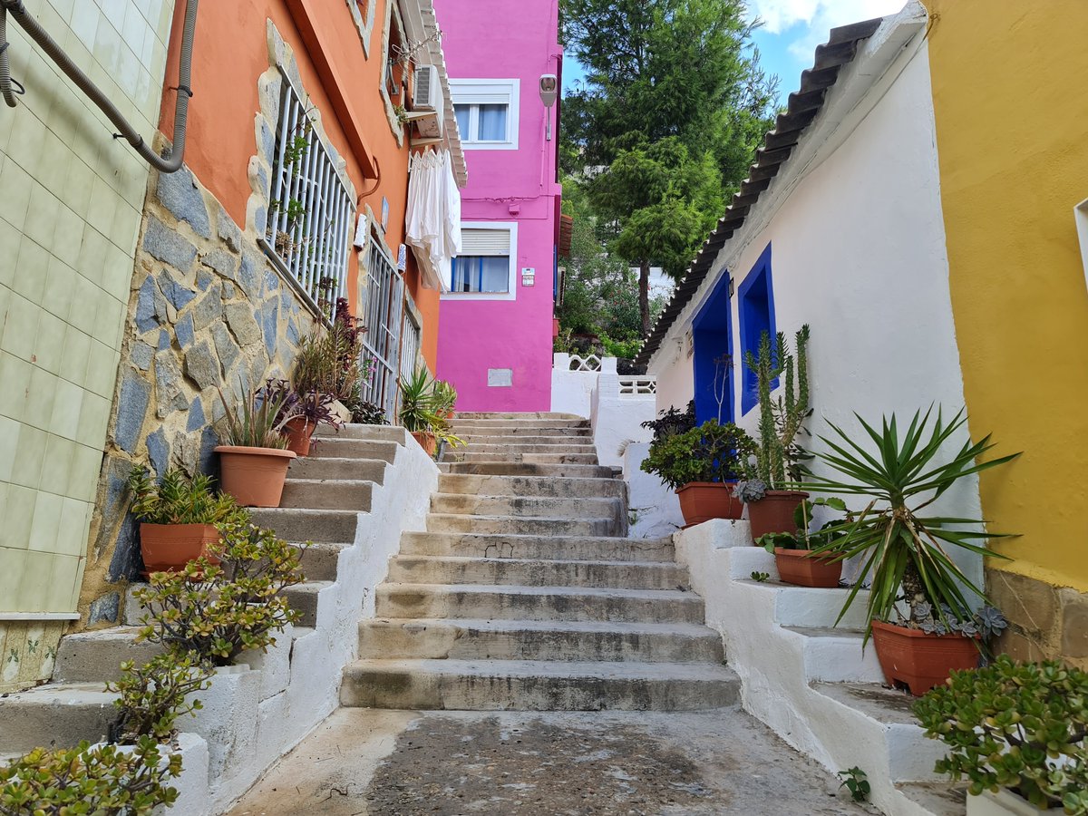 ¿Conoces el Barrio del Pou en #Cullera? Se trata de un atractivo conjunto de callejuelas y plazoletas con casitas encaladas y llenas de colores @visitcullera #Valènciaturisme #València #ComunitatValenciana @c_valenciana @MIA_Cullera