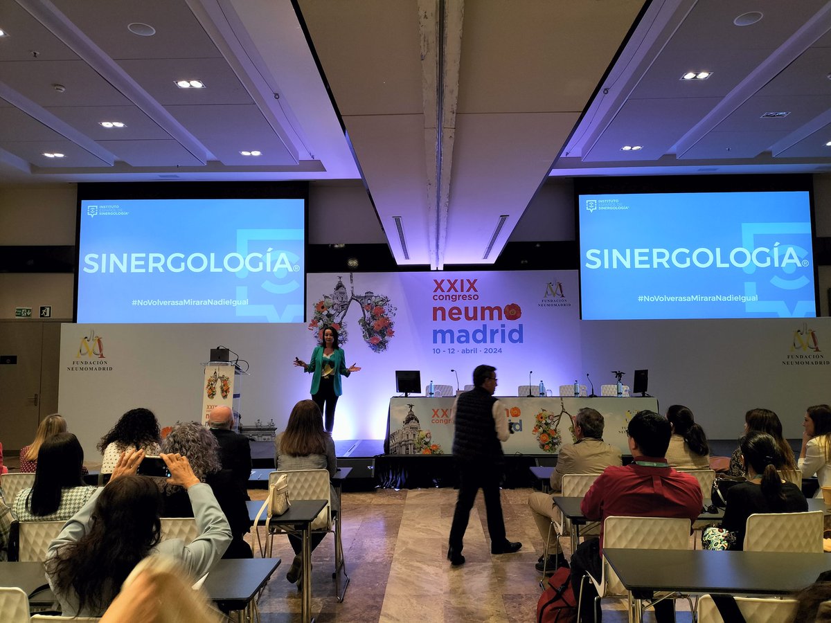 #CongresoNeumomadrid 🟠 

🗣️ La experta en comunicación no verbal nos explica el significado de 'sinergología', centrada "en el lenguaje corporal y en la parte no consciente y semiconsciente, es decir, la que no podemos evitar"