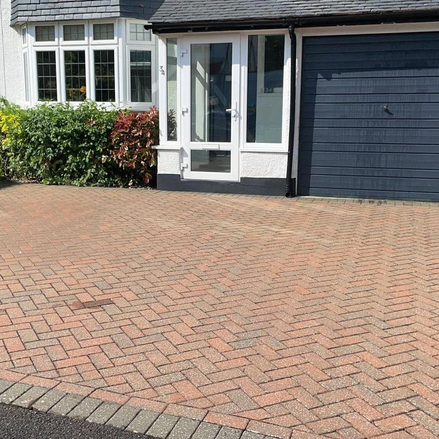 💥The CPM team, completed this 💧driveway clean and re-sand for a home in 🌳 Warlingham. Do you need help 🙌 with a jet washing 💦 service this weekend? 💎 We are the jetwashing specialist you have been looking for. 📲 0800 3032745 #jetwashing #jetwash #cleaning #surrey #kent