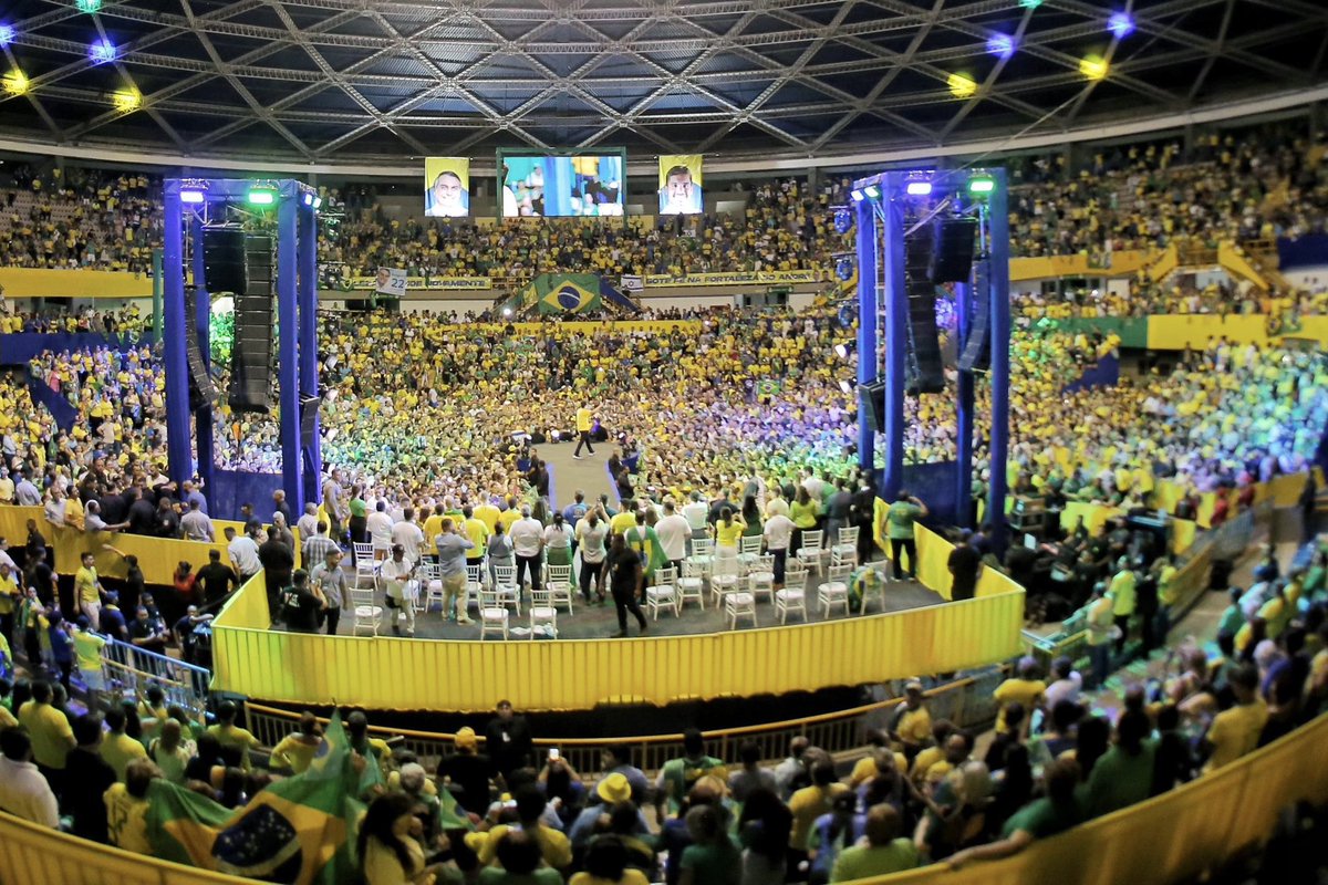 Estádio lotado para ver Bolsonaro, em Fortaleza. O Brasil está dizendo, todos os dias e em toda parte, que quer Bolsonaro em 2026. 🇧🇷