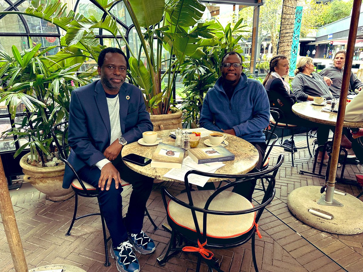 Working lunch with the Chair of the SA-TIED, @ProfVusiGumede, our flagship program under the auspices of @UNUWIDER. Economic inclusion is a human right! @UNUniversity