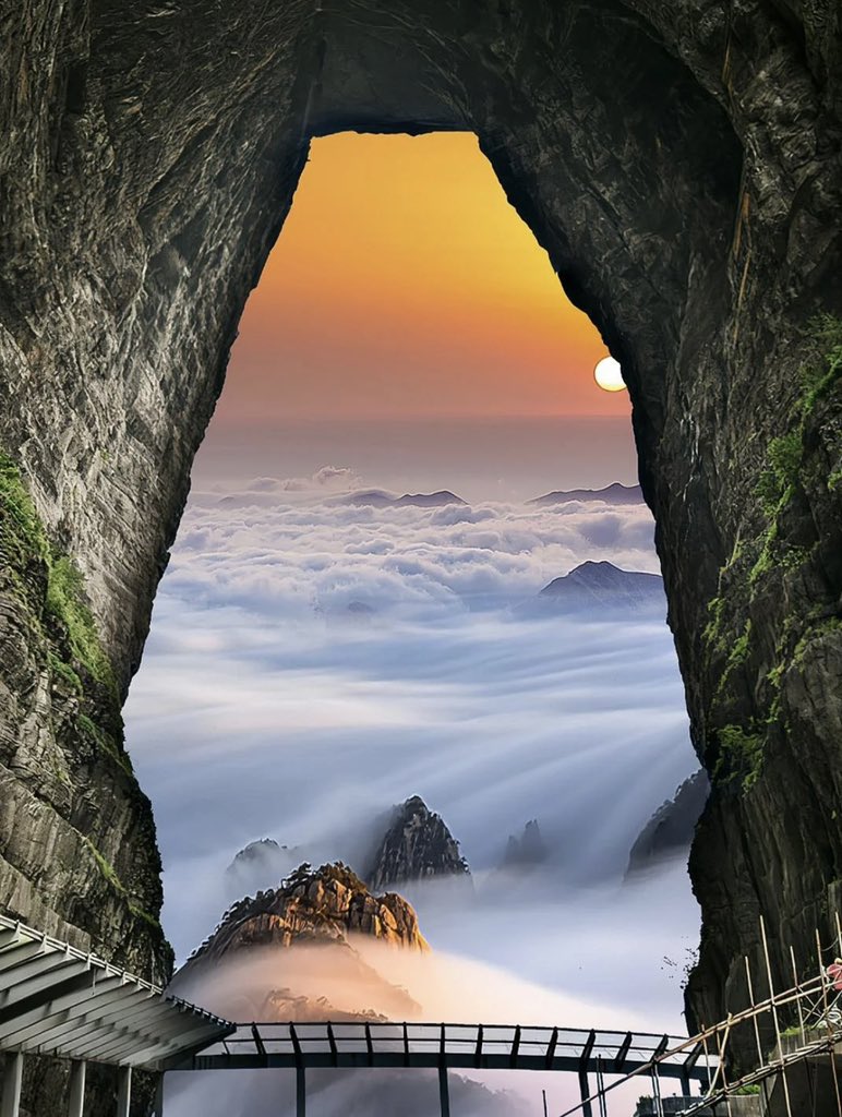 The highlight of Tianmen #Mountain National Forest Park in #Zhangjiajie, #Hunan, is a natural arch that pierces through one side of the mountain. Situated more than 1,300 meters above sea level, it is aptly nicknamed the 'Gateway to Heaven.' (Photo Credit: 摄影师小李📷)