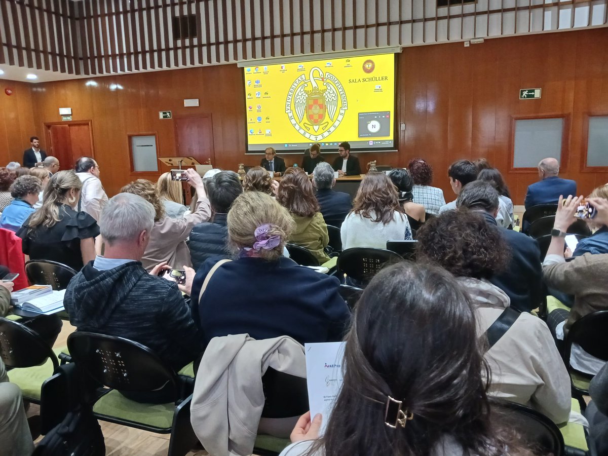 En el #DíaAtenciónPrimaria, la ministra de @sanidadgob, @Monica_Garcia_G asegura que la #AtenciónPrimaria no es la 'puerta de entrada' sino 'el corazón' del sistema junto con @angelcarrasco, representante de #AEPap y los demás miembros del #ForoAP.