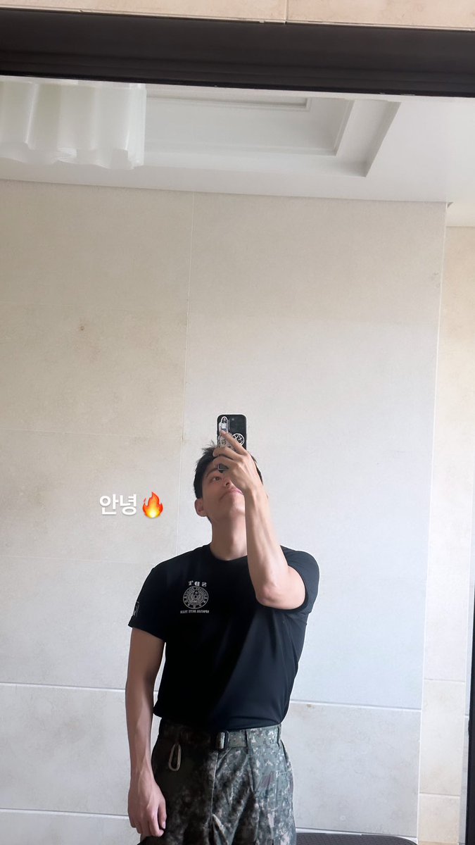 Taehyung Instastory!! 🐯Salute 🫡 Are you all doing well? As I'm working out healthy, wearing cool black uniform (SDT black ops uniform!!) and doing cool training, I have been well! When I came out a little while for vacation, I celebrated Na PDs birthday, had a great time…