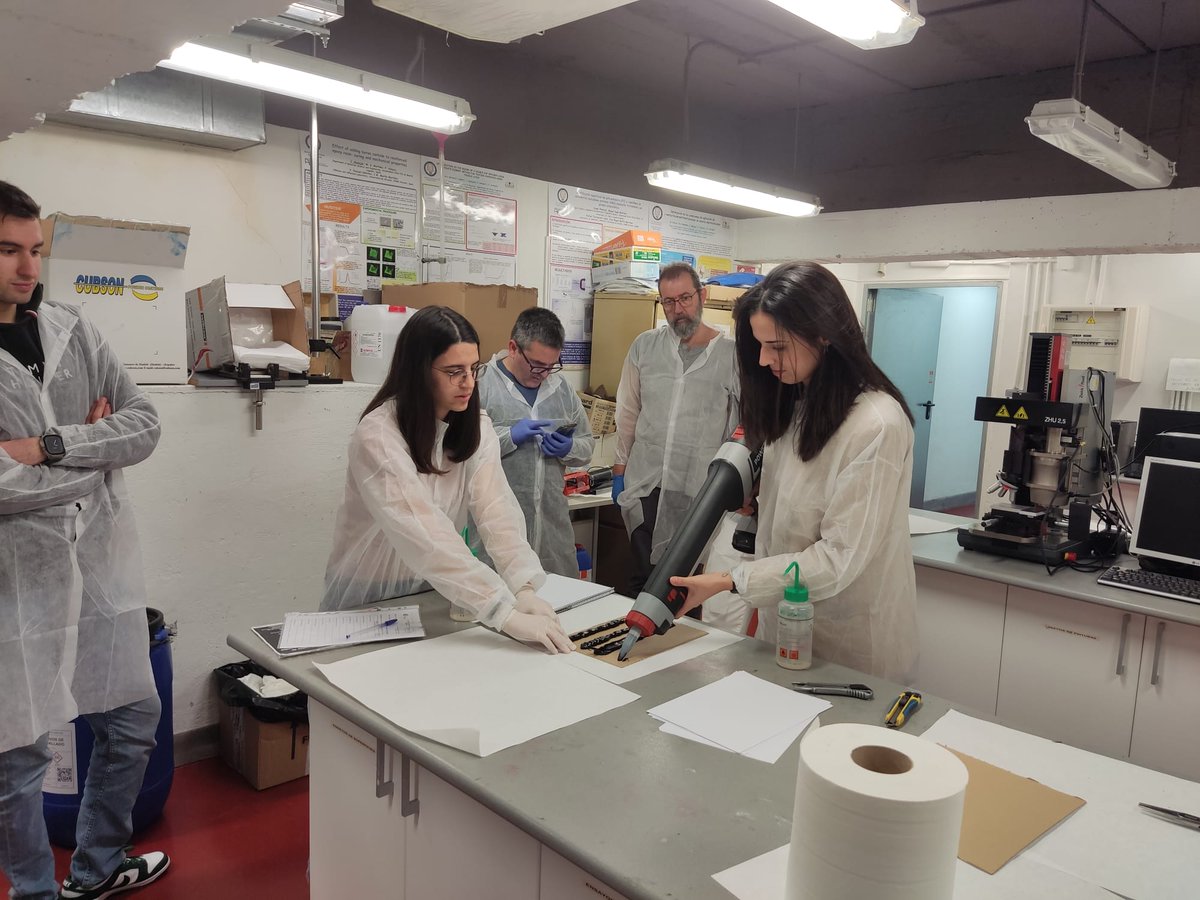 Nuestros alumnos del curso de ingeniero europeo de adhesivos están hoy realizando sus prácticas en la Universidad Carlos III en el campus de Leganés.