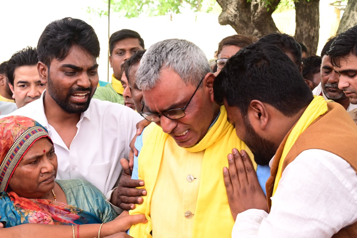 ArunrajbharSbsp's tweet image. हमारी पूज्यनिया दादी जी के निधन उपरांत आज हमारे पैतृक आवास ग्राम-फतेहपुर, कटौना सिंधोरा वाराणसी में उन्हें भावपूर्ण श्रद्धांजलि दी गई। अंतिम दर्शन के पश्चात अंत्योष्टि संस्कार हेतु प्रस्थान करते हुए।।