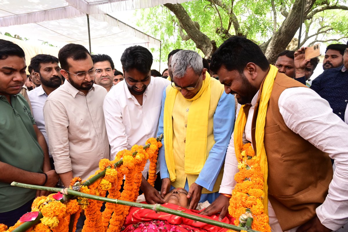 ArunrajbharSbsp's tweet image. हमारी पूज्यनिया दादी जी के निधन उपरांत आज हमारे पैतृक आवास ग्राम-फतेहपुर, कटौना सिंधोरा वाराणसी में उन्हें भावपूर्ण श्रद्धांजलि दी गई। अंतिम दर्शन के पश्चात अंत्योष्टि संस्कार हेतु प्रस्थान करते हुए।।