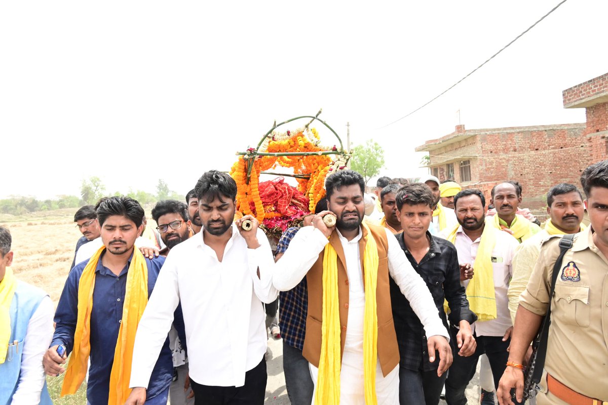 ArunrajbharSbsp's tweet image. हमारी पूज्यनिया दादी जी के निधन उपरांत आज हमारे पैतृक आवास ग्राम-फतेहपुर, कटौना सिंधोरा वाराणसी में उन्हें भावपूर्ण श्रद्धांजलि दी गई। अंतिम दर्शन के पश्चात अंत्योष्टि संस्कार हेतु प्रस्थान करते हुए।।