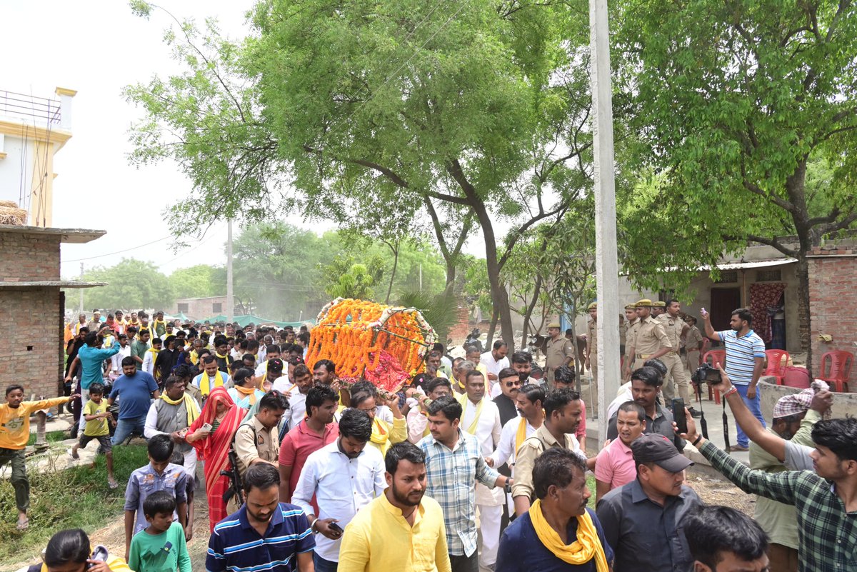 ArunrajbharSbsp's tweet image. हमारी पूज्यनिया दादी जी के निधन उपरांत आज हमारे पैतृक आवास ग्राम-फतेहपुर, कटौना सिंधोरा वाराणसी में उन्हें भावपूर्ण श्रद्धांजलि दी गई। अंतिम दर्शन के पश्चात अंत्योष्टि संस्कार हेतु प्रस्थान करते हुए।।