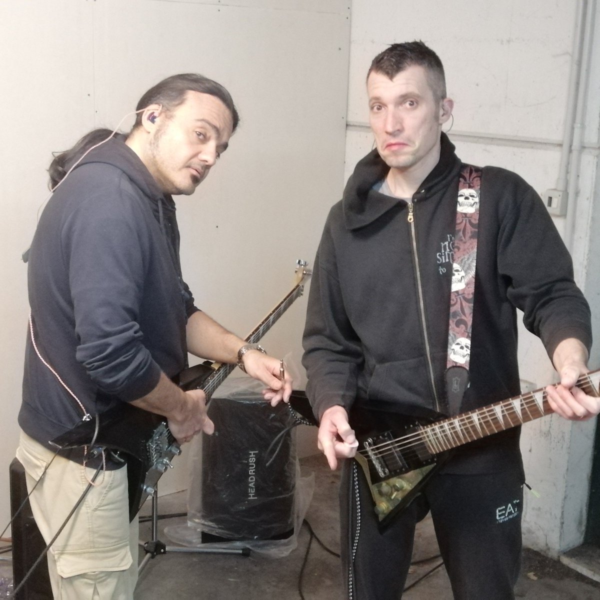 SRLmetalband's tweet photo. I problemi dei chitarristi: quando il cantante ti chiede di fare il riff un po' più bararararararara whiiii whiiii #srl #Khaynn #Panda #Alcio #guitarstproblems #bandlife #deathmetal https://t.co/VJnexQlYh6