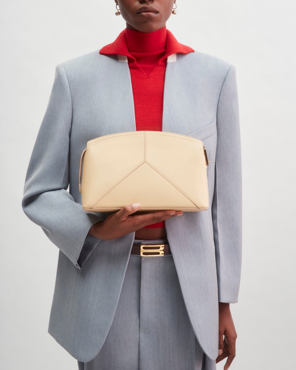 Signature accessories are revived in fresh colourways for the new season, beautifully hand-crafted in Italy. Shop the Victoria Clutch and B Frame Belts >> victoriabeckham.visitlink.me/ny_Sd0