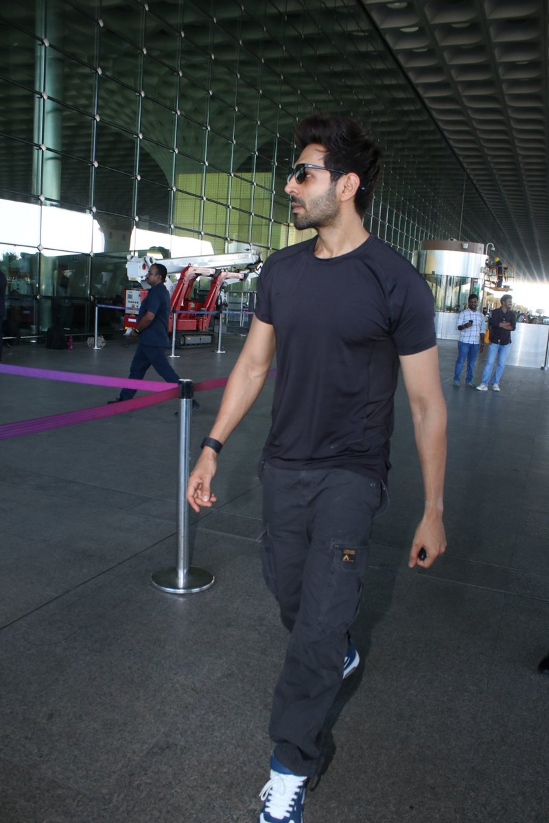 #RoohBaba Of #BhoolBhulaiyaa3 - Actor #KartikAaryan Snapped At #Mumbai Airport