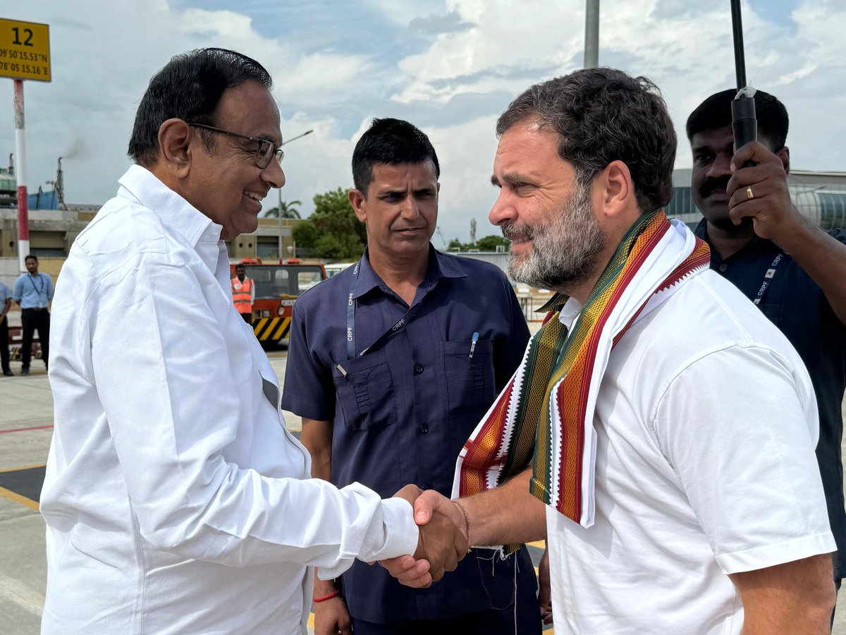 Happy to receive our Hope Thiru#RahulGandhi in Madurai airport on his way to Nellai with CWC Member Thiru P Chidambaram .⁦@INCTamilNadu⁩