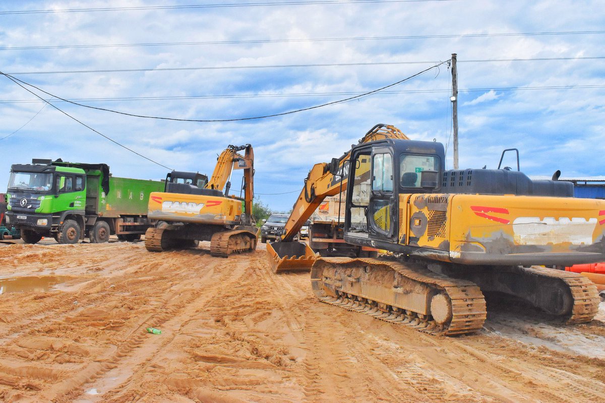 The @AntiGraft_SH, in conjunction with @nemaug , @PoliceUg, and @MoWT_Uganda, is conducting operations against illegal sand mining in the Lwera-Katonga area. Arrests have been made, and machinery and trucks have been recovered….(1/3) #ExposeTheCorrupt