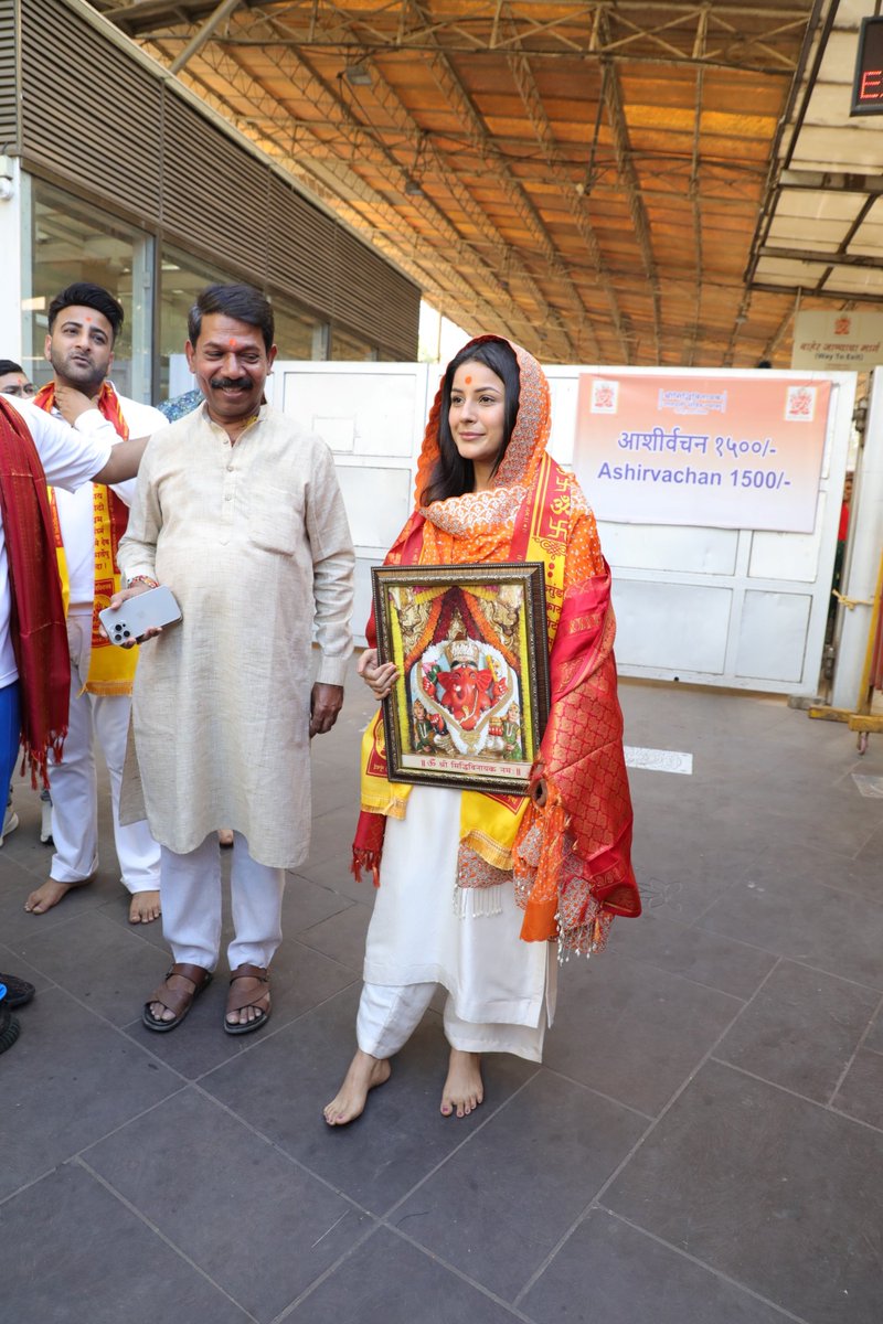 #ShehnaazGill Spotted At #SiddhivinayakTemple To Seek Blessings For Her New Song #DhupLagdi