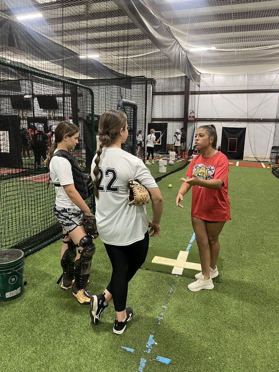 We had a special guest at practice last night. Thank you @NatalieBeck2025 for mentoring our girls and working with our catchers/pitchers! @atlviperscolvin @JTOWNdragonsSB