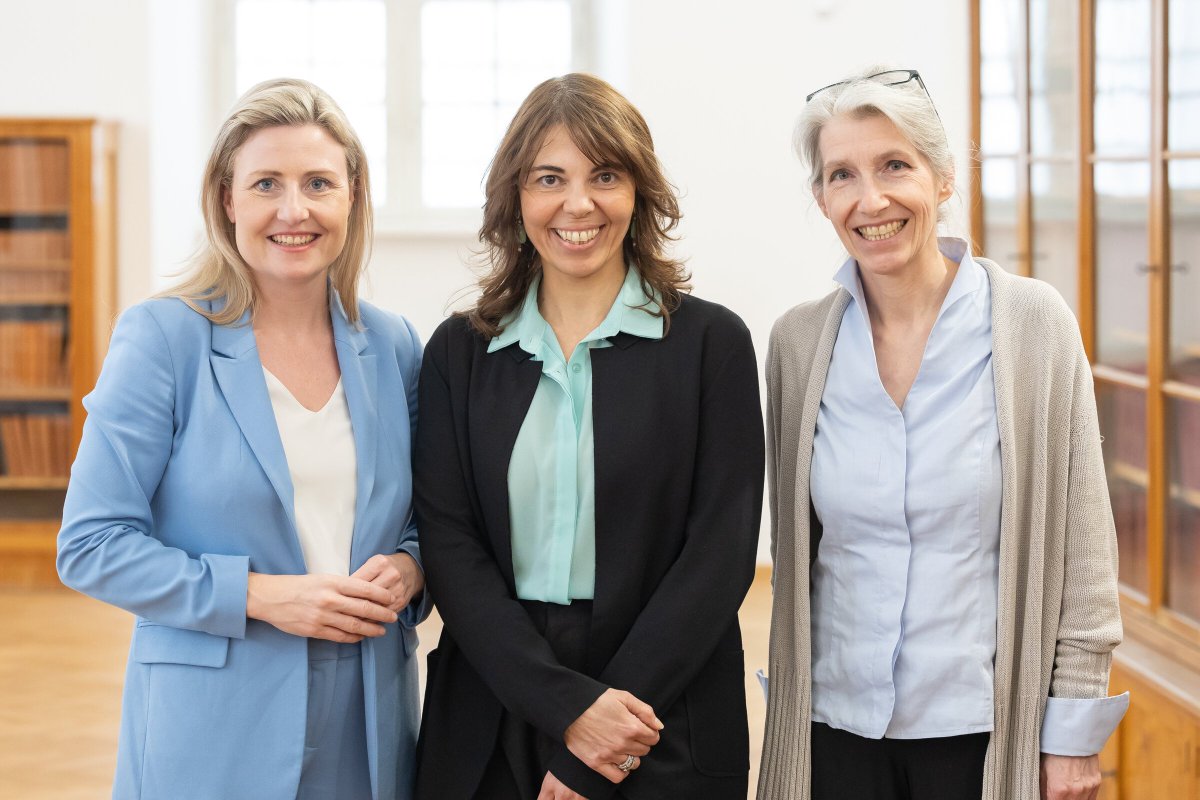 🎉Kick-off atom*innen, network for women in quantum #womenandgirlsinscience with Francesca Ferlaino (founder), Minister Susanne Raab and Christiane Wendehorst (ÖAW) picture credit: @oeaw / Elia Zilberberg