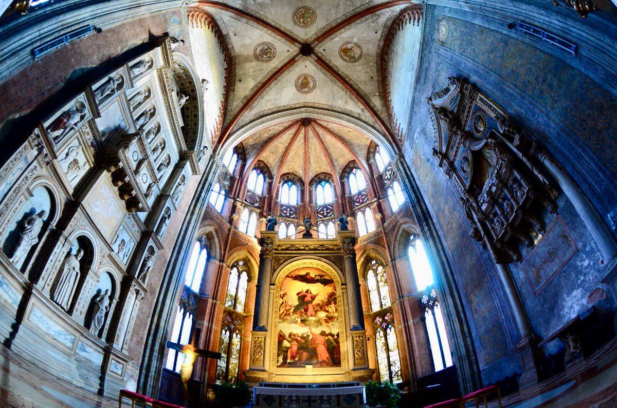 SESTIERE DI SAN POLO | BASILICA DEI FRARI Situata nell'omonimo campo, è la più grande chiesa di Venezia. Tra i vari monumenti funerari è presente quello di Antonio Canova, dove è custodito il cuore dell'artista. 🚤 Fermata San Tomà - linea 1 o linea 2