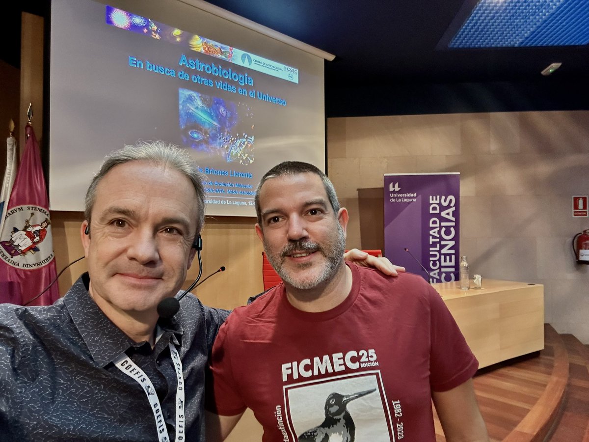 Una de las alegrías de mi charla en @COEFISULL ha sido encontrarme con @Victagua, uno de los amigos con los que comparto páginas y mutaciones en el libro #GENES, coordinado por @villalbaciencia y publicado (3 ediciones!) por @AlmuzaraLibros :-)