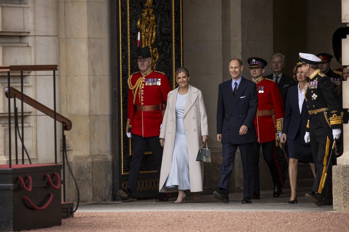 In case you missed it, the French Armed Forces made history this week! 🥳 France became the first non-commonwealth country to take part in the Changing of the Guard at Buckingham Palace 😲🇫🇷 They were inspected by the Duke and Duchess of Edinburgh 🇬🇧