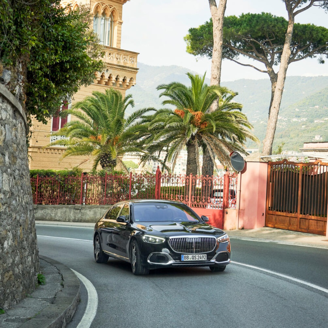 MercedesBenz's tweet photo. It’s amore: The Mercedes-Maybach S-Class on a drive through sunny Italy.
For the whole road trip, check out the latest issue of the Mercedes-Benz me Magazine: https://t.co/VCxW0RbnsZ
📷 benni_bock_ (IG)
#MercedesBenz #MercedesMaybach #MaybachSClass https://t.co/oQWMqEPxVm