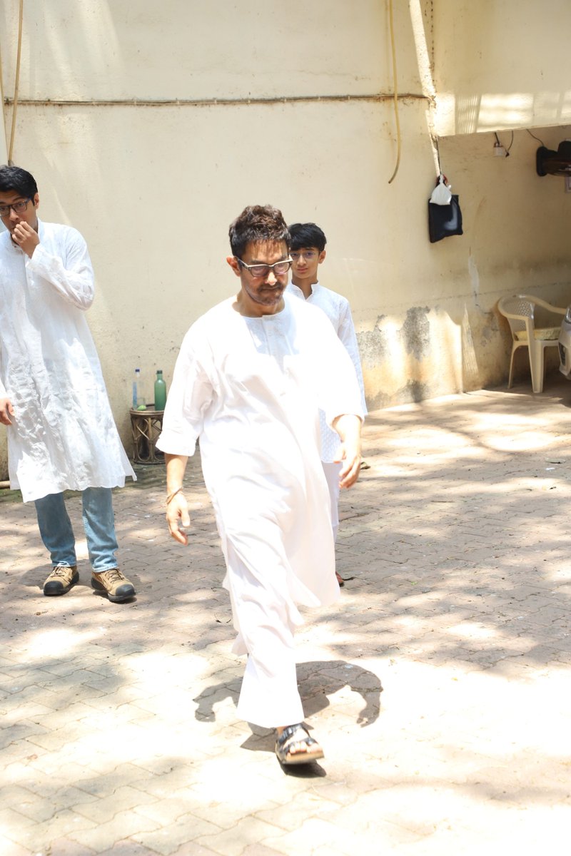 #AamirKhan Along With #JunaidKhan And #AzadKhan Spotted Outside His Building On The Special Occasion Of #Eid