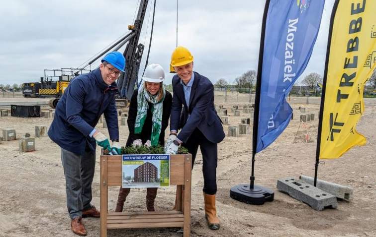 Gisteren is het startsein gegeven voor de bouw van een nieuw appartementencomplex met 46 sociale huurwoningen in Westergouwe. Dat deden wethouder Jan Kees Oppelaar, Anne ter Steege van Mozaïek Wonen en Arjan Hogenboom van bouwbedrijf Trebbe. Lees meer ➡️ obi41.nl/mteby48b
