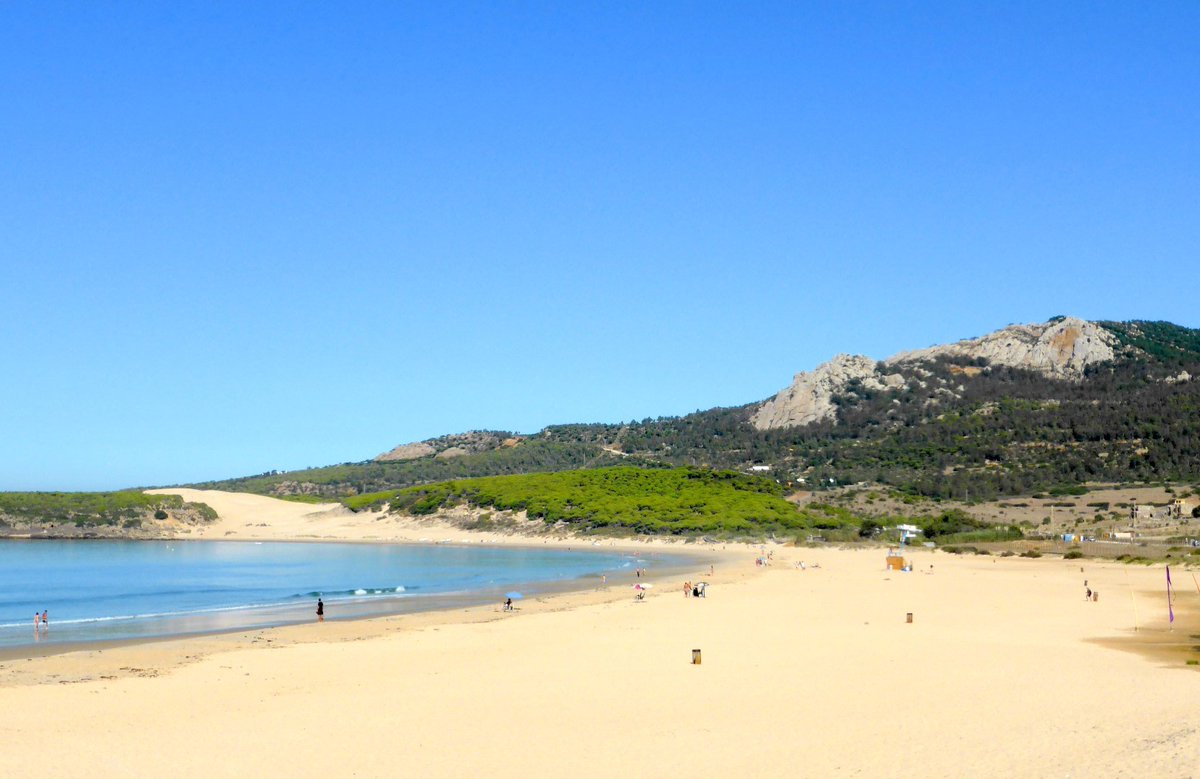 Discover the spectacular Bolonia Beach, an oasis of untouched nature on the coast of Cádiz. Golden sand, crystal-clear waters, and breathtaking views await you in this paradisiacal corner. Come and experience its magic!✨🏖️ 👉 bit.ly/492LfTx #VisitSpain @cadizturismo