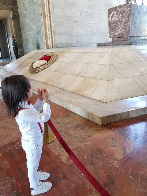 Kendinize gelin! Anıtkabir açık saçık pozlar vereceğiniz bir yer değildir. Koca bir milleti yok olmaktan kurtaran, dinini ve namusunu kurtarmak için kelle koltukta milli mücadele başlatan ve buna 'Namus Cephesi' adını koyan Başbuğ Mustafa Kemal Atatürk'ümüzün kurganıdır.…