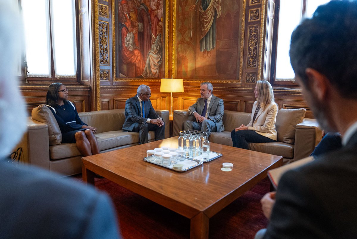 Enfortim la nostra cooperació amb Cap Verd, amb qui compartim prioritats estratègiques com l'impuls de l'economia blava o la lluita contra el canvi climàtic. Rebem a Barcelona al seu president, José María Pereira, que es troba a la nostra ciutat per participar a la #OceanDecade.