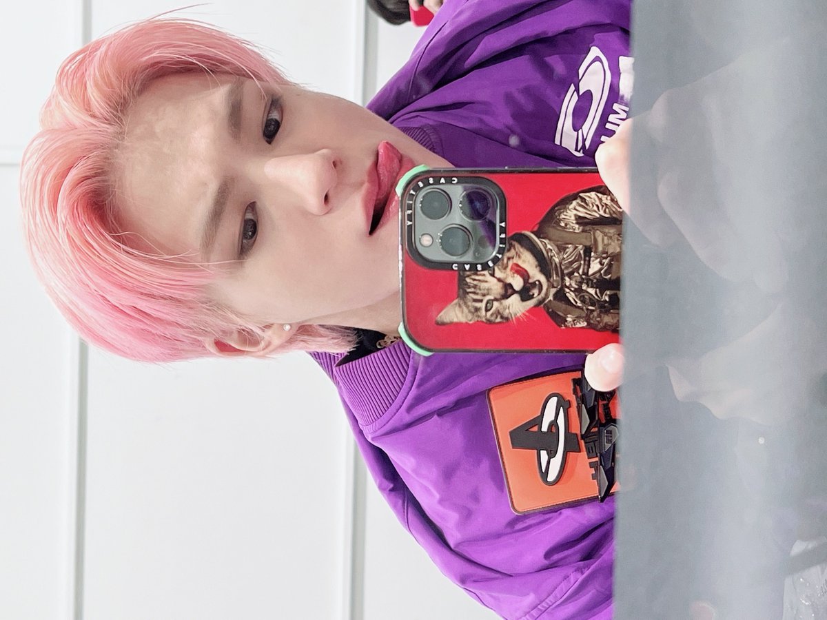 jenowley's tweet photo. this genre of jeno mirror selca https://t.co/BTeYjOB7ua