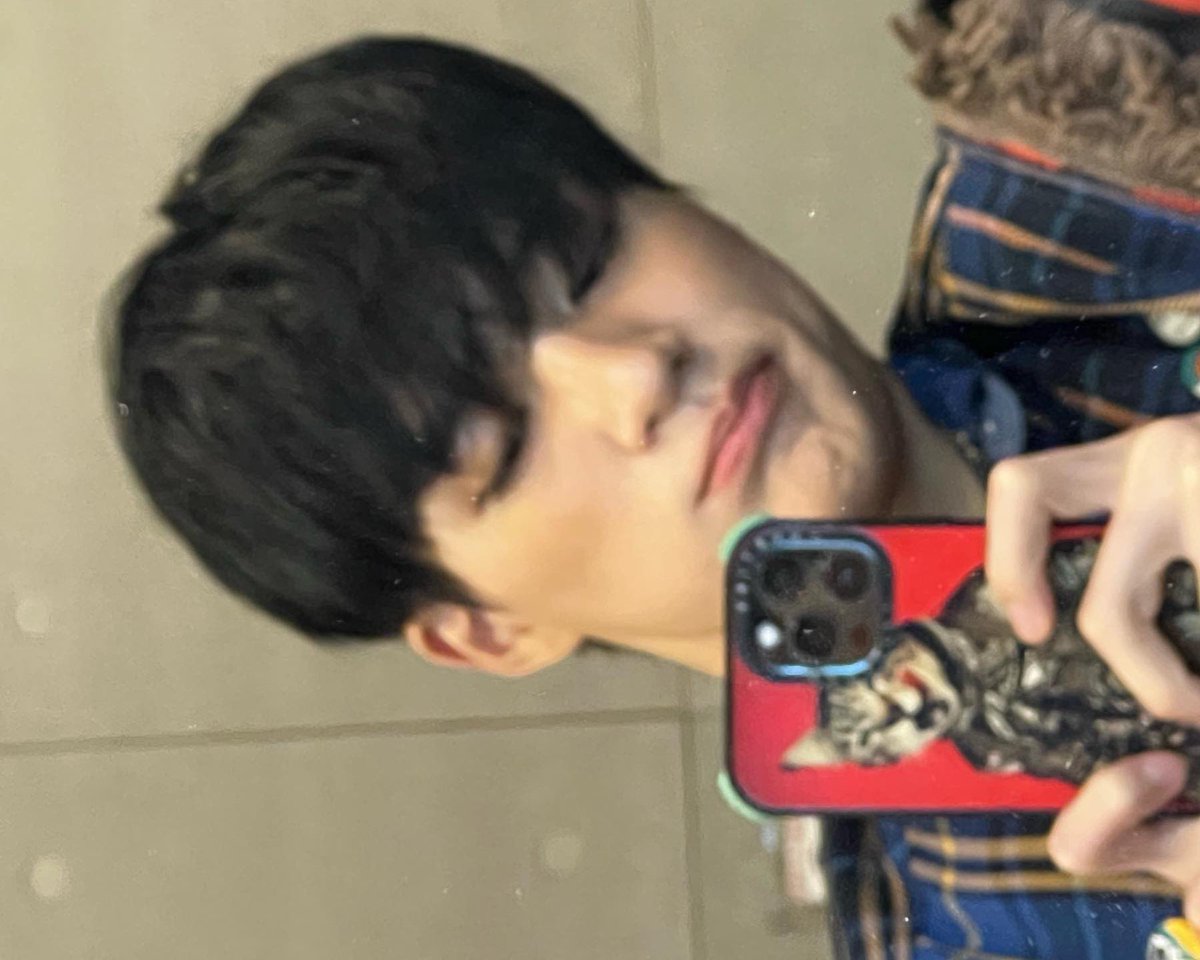 jenowley's tweet photo. this genre of jeno mirror selca https://t.co/BTeYjOB7ua