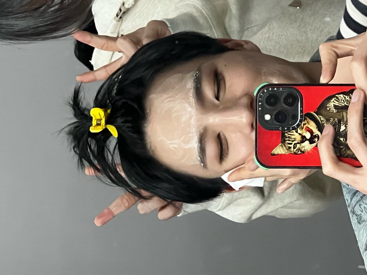 jenowley's tweet photo. this genre of jeno mirror selca https://t.co/BTeYjOB7ua
