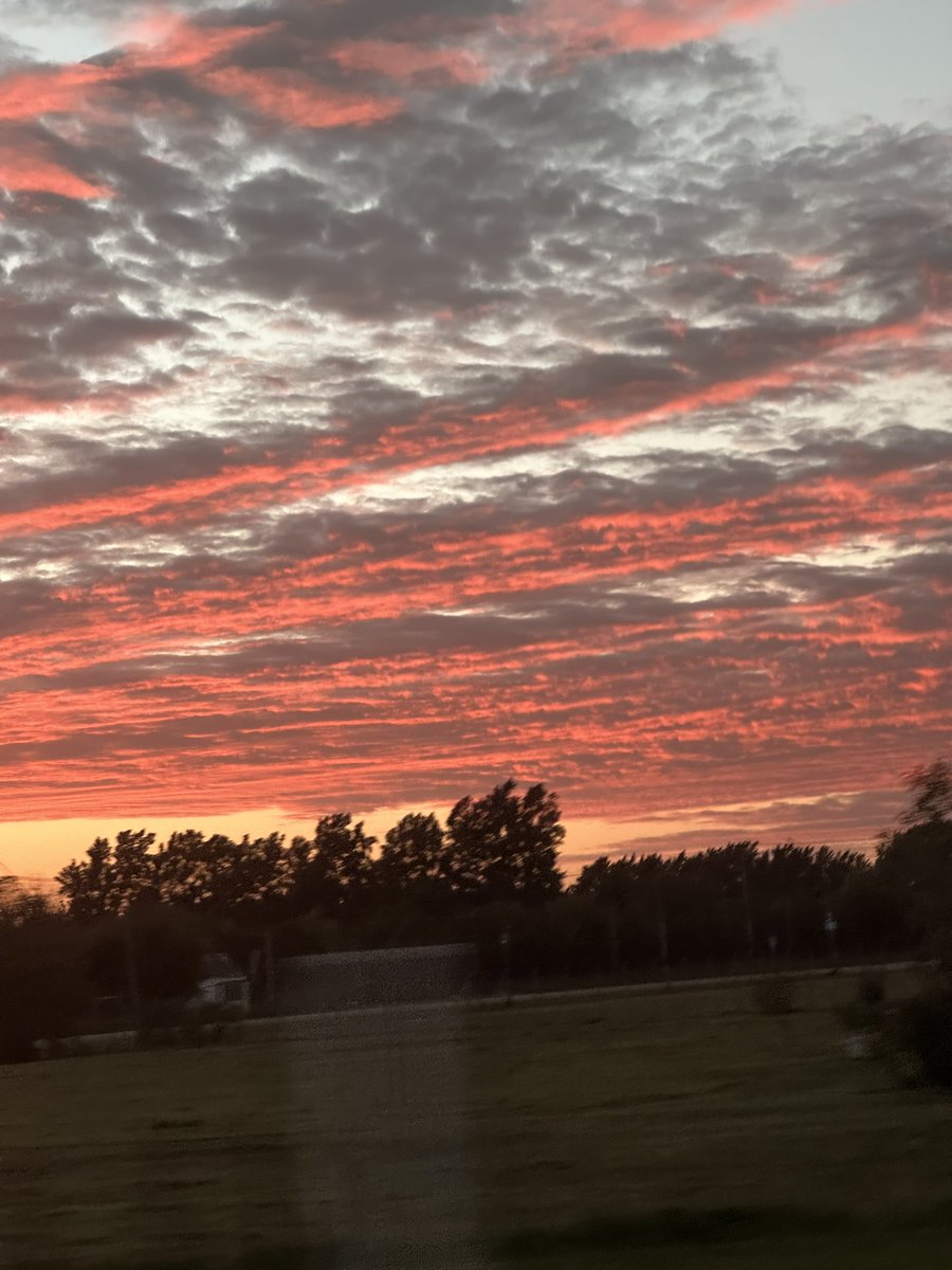 De a poquito empieza a amanecer en la ruta mientras vamos a nuestro próximo destino en la #Gira609 , el departamento de San José 🚗💨