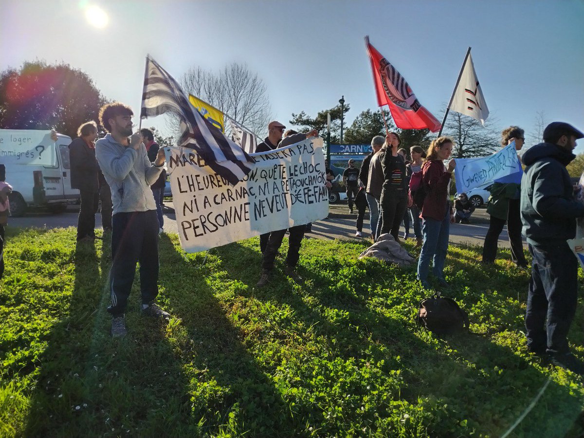 Le #PartideGauche était présent hier à #Carnac avec son comité du #Morbihan contre la venue de Marion Maréchal

Face à l'extrême-droite, sa violence, son idéologie du repli identitaire et le chaos social qu'elle porte, le combat doit être radical et unitaire #NoPasaran

#Bretagne