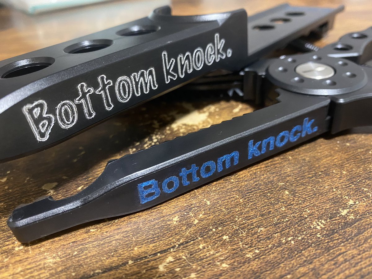 BottomKanta's tweet photo. Bottom knock常連🚤
@krevykids 様より

すんげ〜プレゼントが届きました🎁✨

今まで500円のアジバサミでギガアジを取り扱ってたからめちゃくちゃ嬉しい😆
と思って開封したら更に驚き。

刻印付き😳

コースターとギフトカードのセットも🎶

コースターはマリーナ横のレストランで使わせて頂きます🎶 https://t.co/WAm3IUSaZh