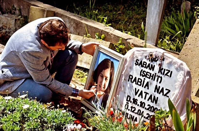 Rabia Naz, henüz 11 yaşındaydı...12 Nisan 2018'de Giresun'da şüpheli bir şekilde ölü bulundu ve aradan geçen zamana rağmen gerçekler ortaya çıkarılamadı. Babası Şaban Vatan'ın, kızının ölümünün aydınlatılması için verdiği hukuk mücadelesi de bugün 6. yılında!!! Bizler adalet…