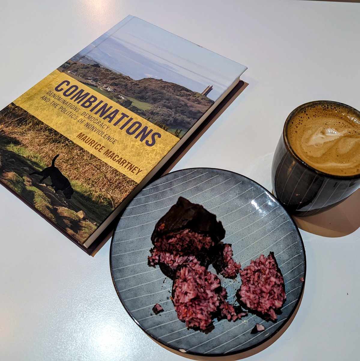 📚 Words by @jointhecoo 🛍️ Supplied by @NOALIBISBOOKS ☕ With coffee by @kaffeobelfast Do mornings get any better?