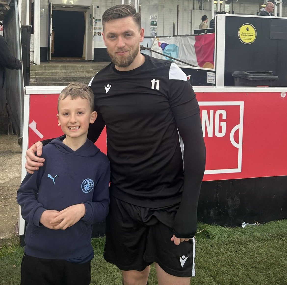 Ollie catching up with his sponsored player @Jackhutchy11 last night before the game #HanwellTownFC #April2024