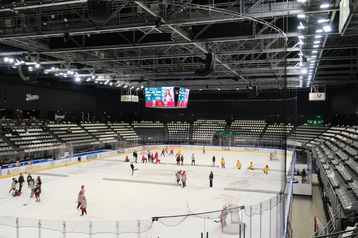 Hier à l'#ArenIce de Cergy à l'invitation de mon collègue @Aurelientache pour présenter les conclusions du rapport de la commission d'enquête sur le sport. Beaucoup de questions et de curiosité autour d’échanges riches avec plusieurs jeunes. C'est vous qui ferez du monde du