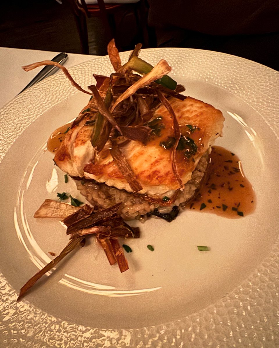 Just look at our gorgeous weekend fish special: Pan-seared wild Atlantic halibut on a bed of porcini mushroom risotto with a drizzle of truffle oil & crispy fried leeks. Come in and try it! 🍽️
#mannysbistro #mannysbistrony #fish #poisson #halibut #risotto #leeks #bonappetit #NYC