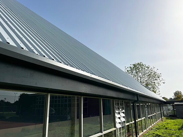 R-MER CLAD, @Garland_UK’s lightweight & hard-wearing trapezoidal #roofing system was recently selected to replace the corroding roof of The Romsey School's sports hall. Read about the project here 👉 roofingtoday.co.uk/metal-clad-tra… #metalroofs