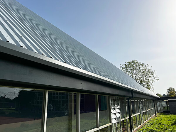 RoofingToday's tweet image. R-MER CLAD, @Garland_UK’s lightweight &amp;amp; hard-wearing trapezoidal #roofing system was recently selected to replace the corroding roof of The Romsey School's sports hall. Read about the project here 👉 roofingtoday.co.uk/metal-clad-tra… #metalroofs