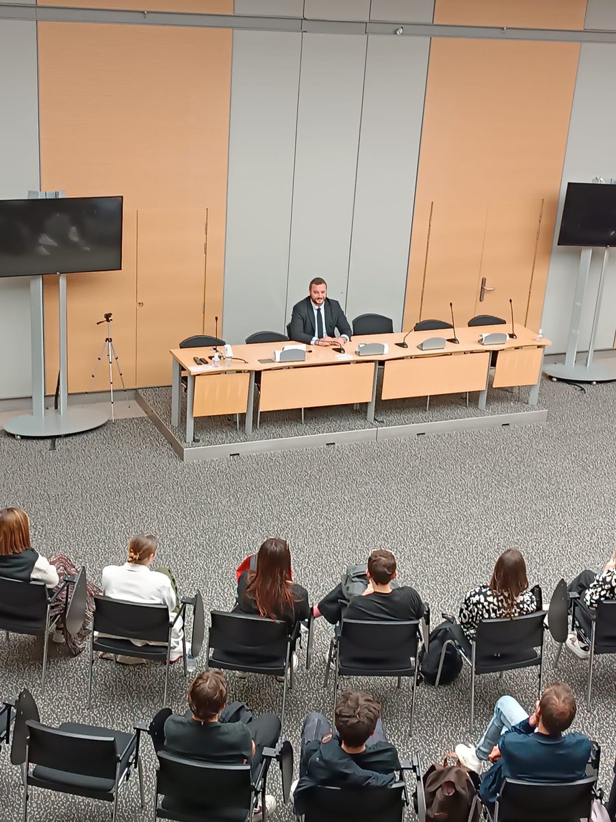 Je suis ravi d’avoir eu la chance d’accueillir les élèves de terminale BAC pro du Lycée Pontarcher à Vesoul. C’était une opportunité formidable de leur faire visiter le palais Bourbon et de discuter de mon rôle de député avec eux. Bonne chance pour les examens 🙏🏻😉