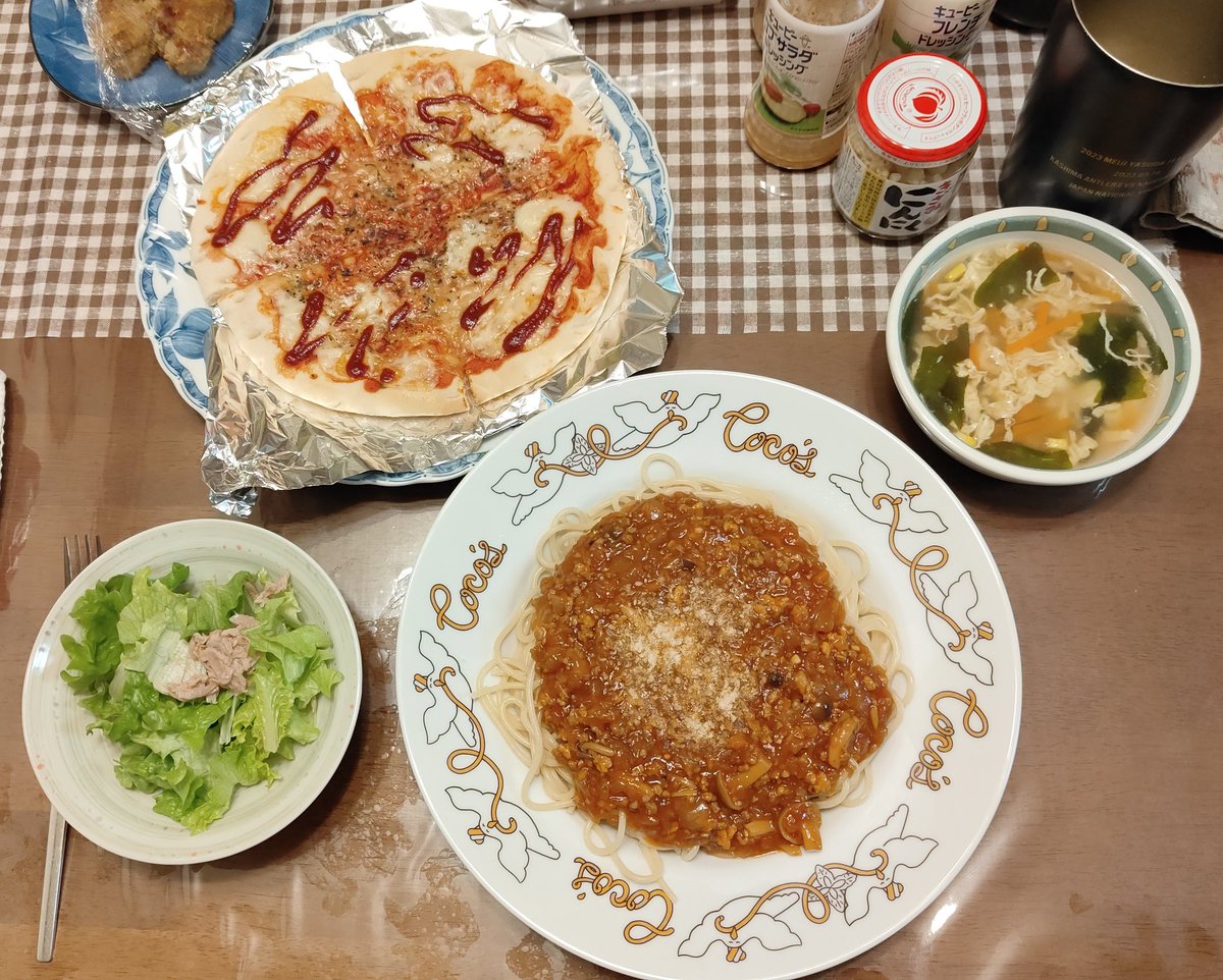 ミートソースパスタ，マルゲリータ，ツナサラダ〜🍝🍕🥗
メチャメチャおいしかったあ！😄
#Twitter家庭料理部 
#Twitter晩酌部 
#おうちごはん 
#晩ごはん